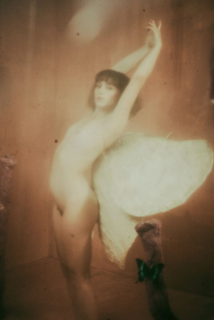 Person mit Mottenflügeln fotografiert für ein Kunstprojekt von Dave Honegger.