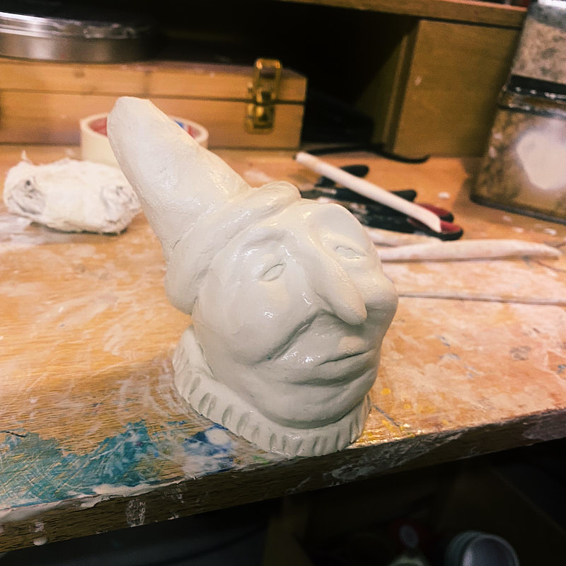 Weisse Clown Skulptur.